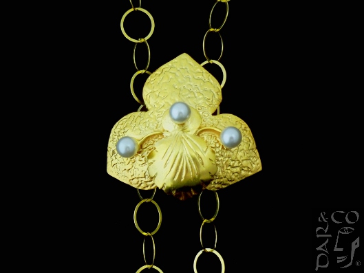 Dije/broche plata 925 bañado en oro y perlas.